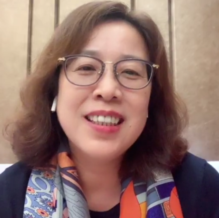 戴眼镜的女人在微笑

描述已自动生成