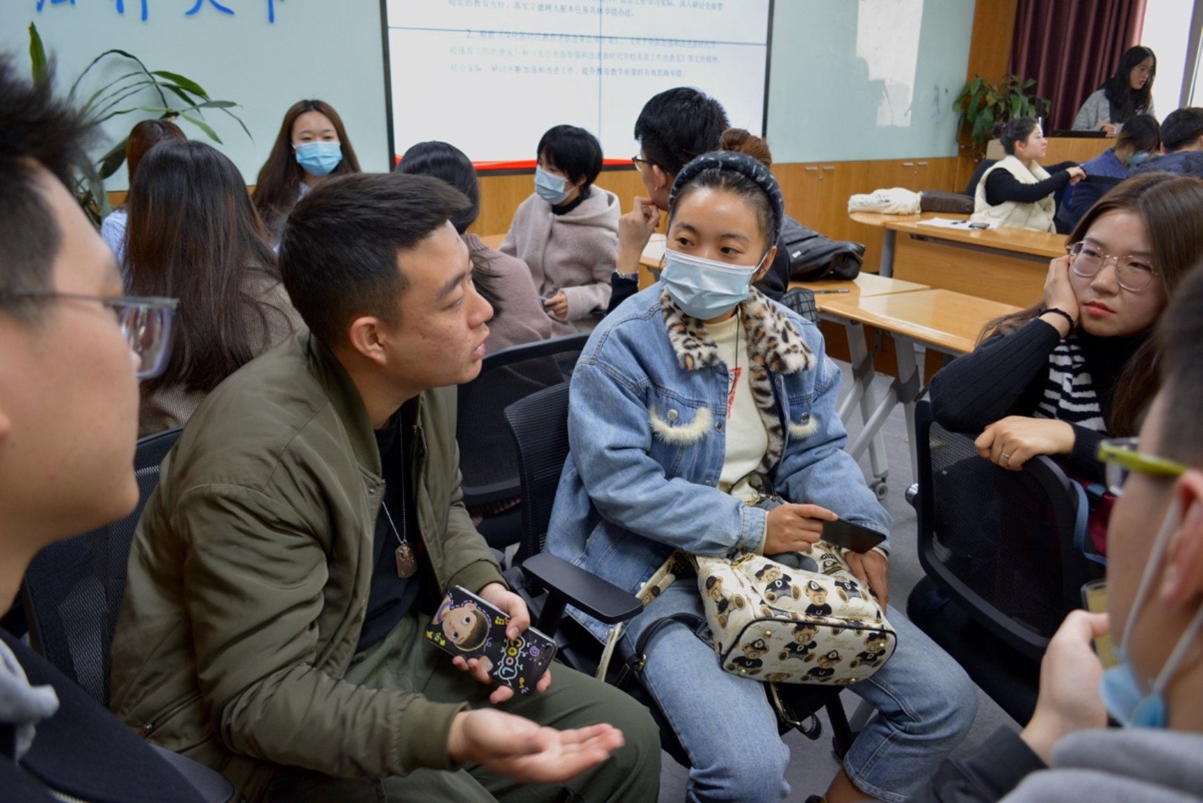 一群人正在聊天

描述已自动生成