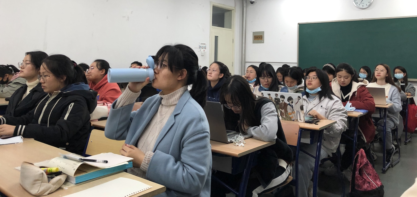 会议室里的人们

描述已自动生成