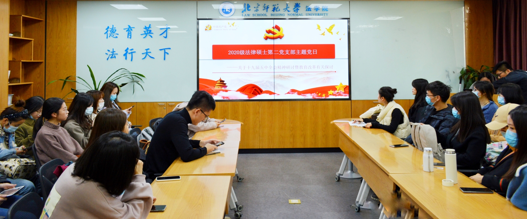 会议室里的人们

描述已自动生成