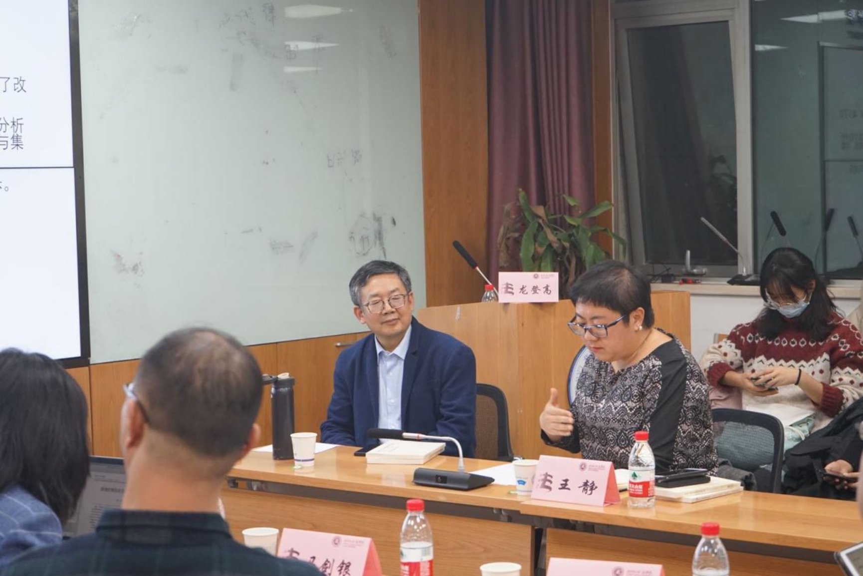 一群人坐在桌子前

描述已自动生成