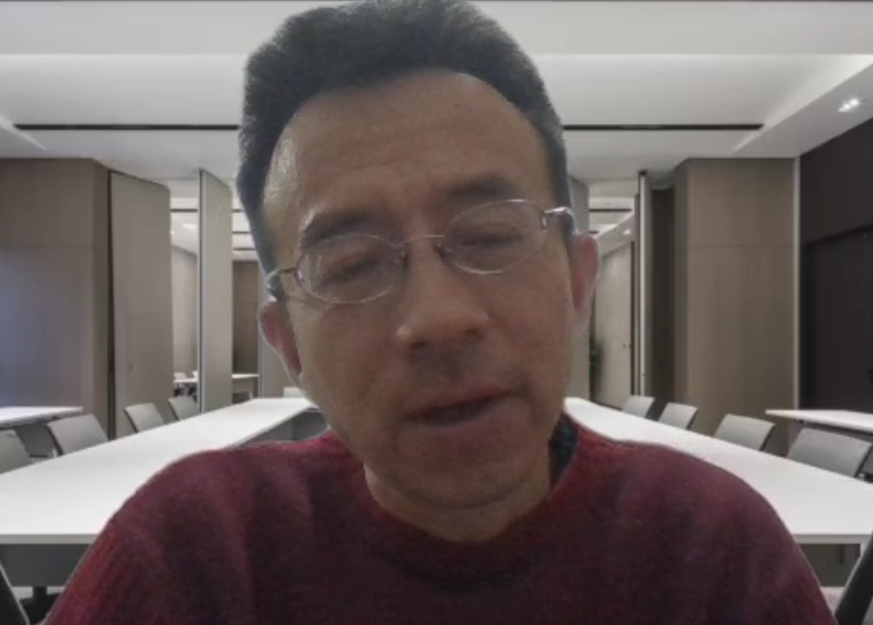 男人戴着耳机

描述已自动生成