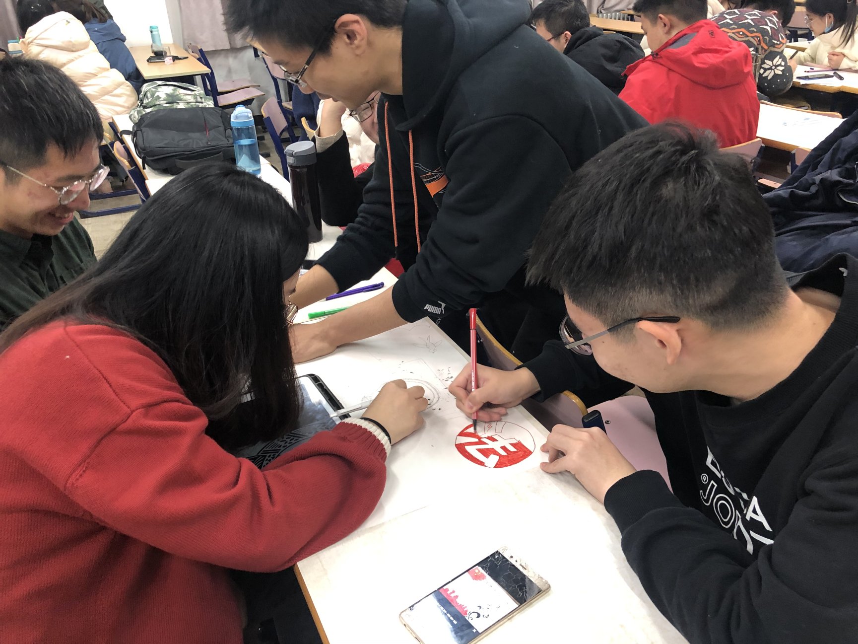 一群人看着桌子上

描述已自动生成