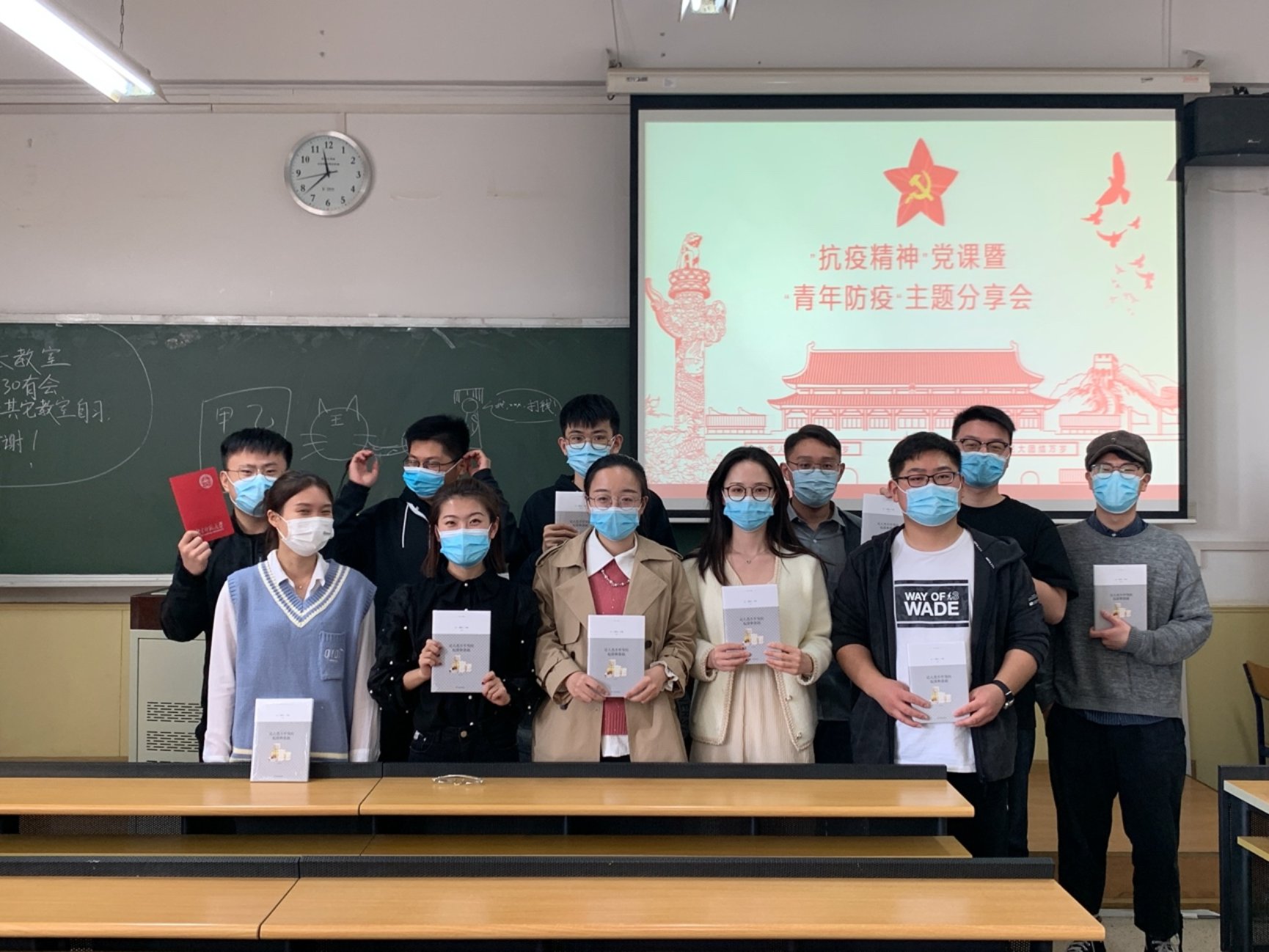 一群人在台上演讲

描述已自动生成