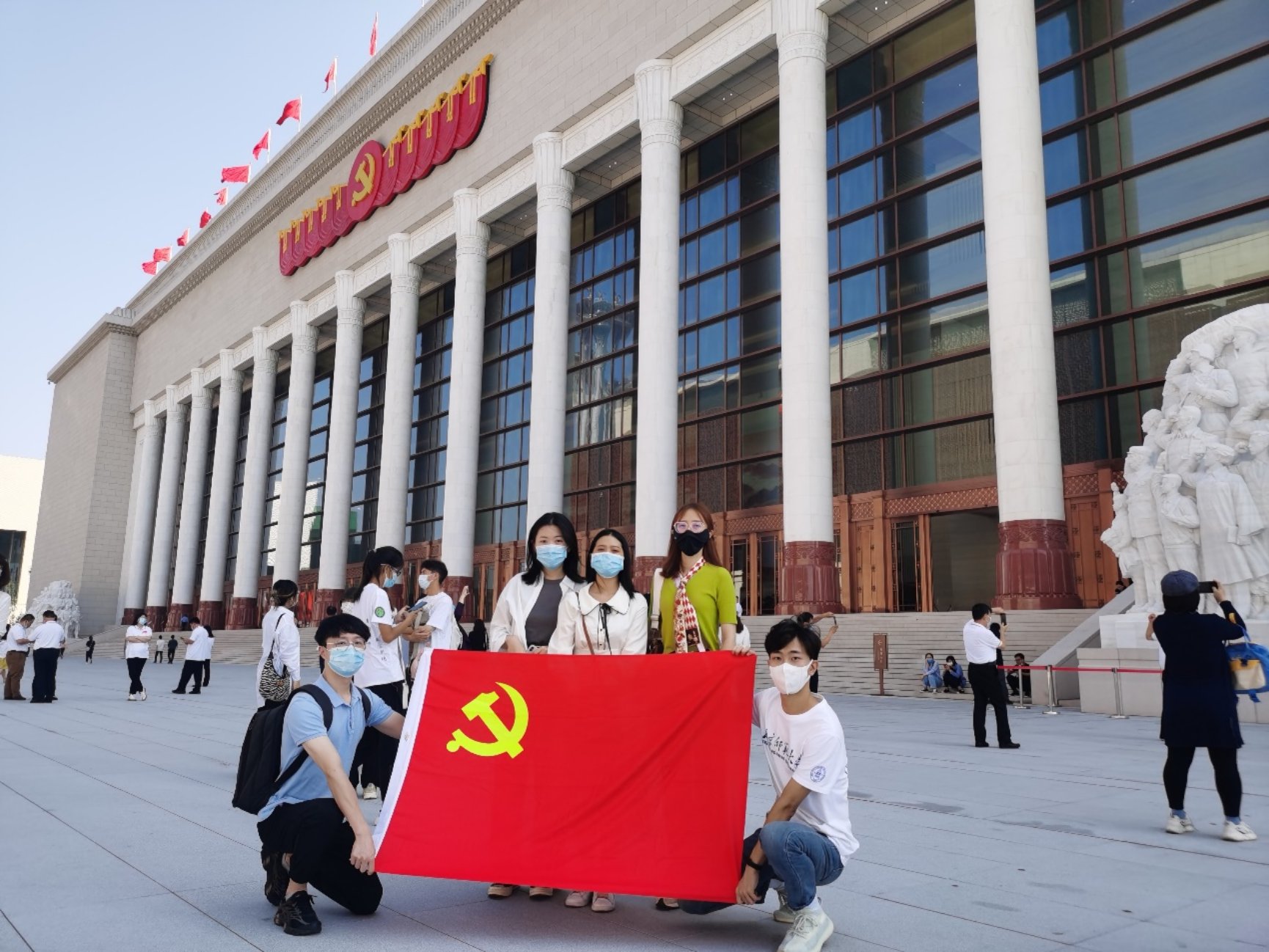 建筑前的广场上有许多人

描述已自动生成