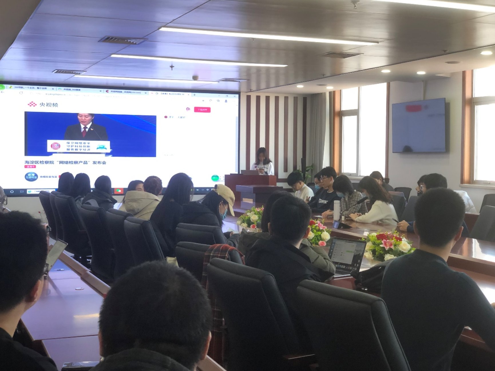 会议室里的人们

描述已自动生成