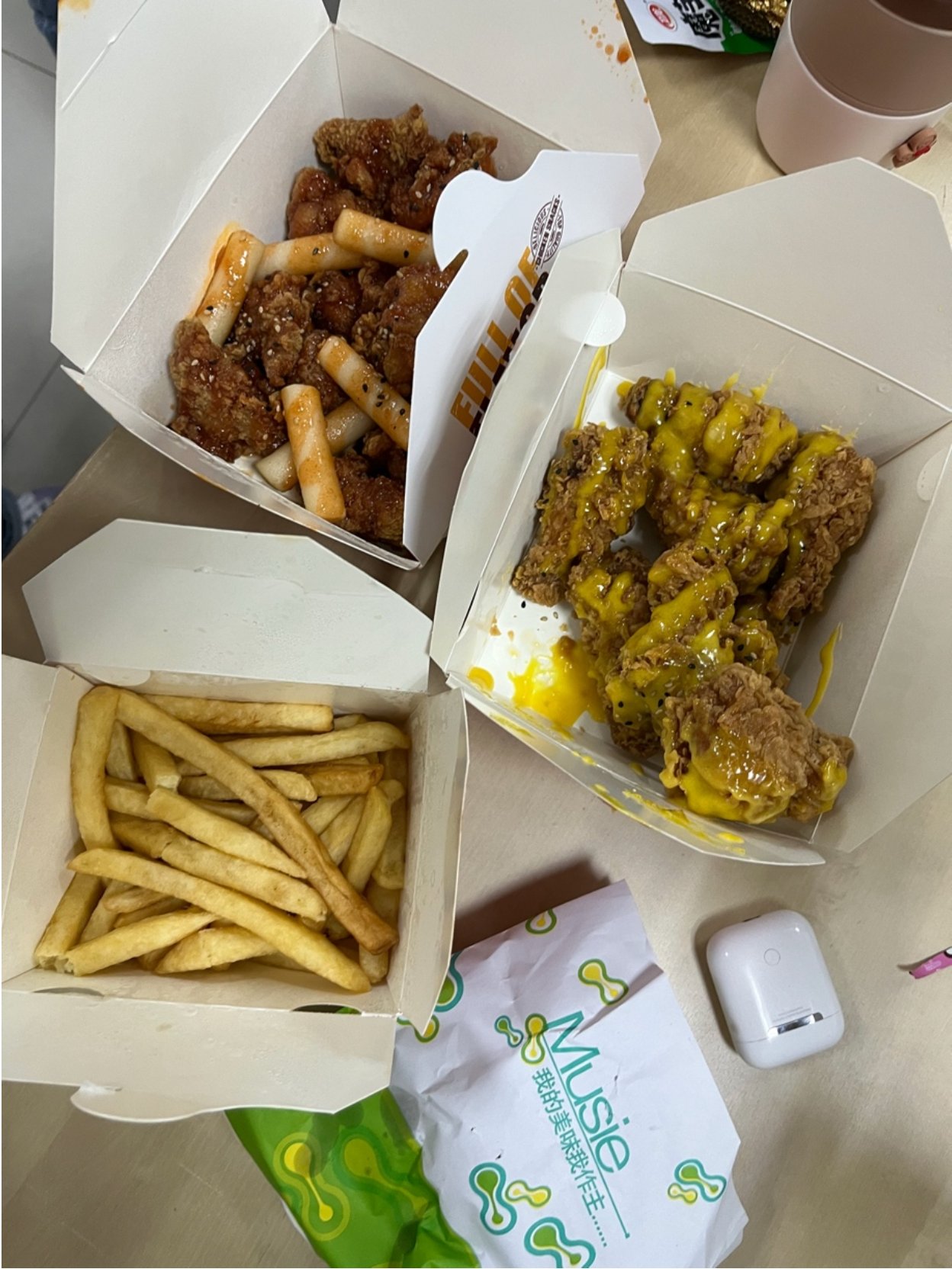 盒子里放着许多食物

描述已自动生成