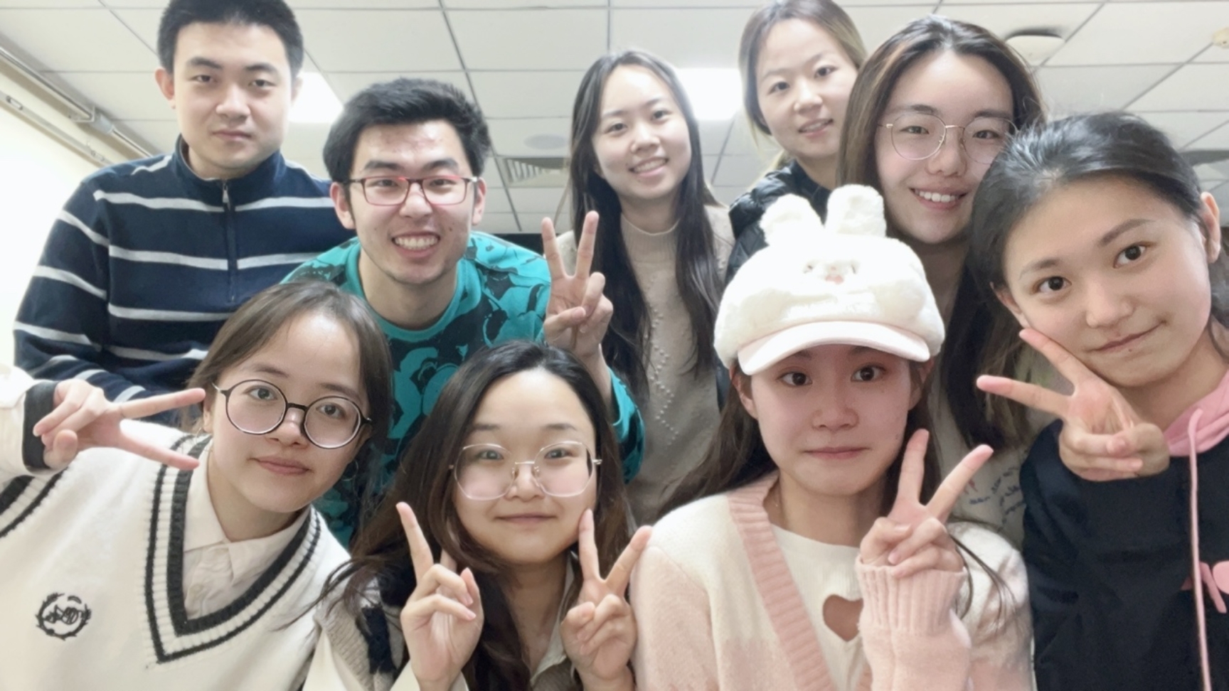 一群人站在人的脸被修图

描述已自动生成