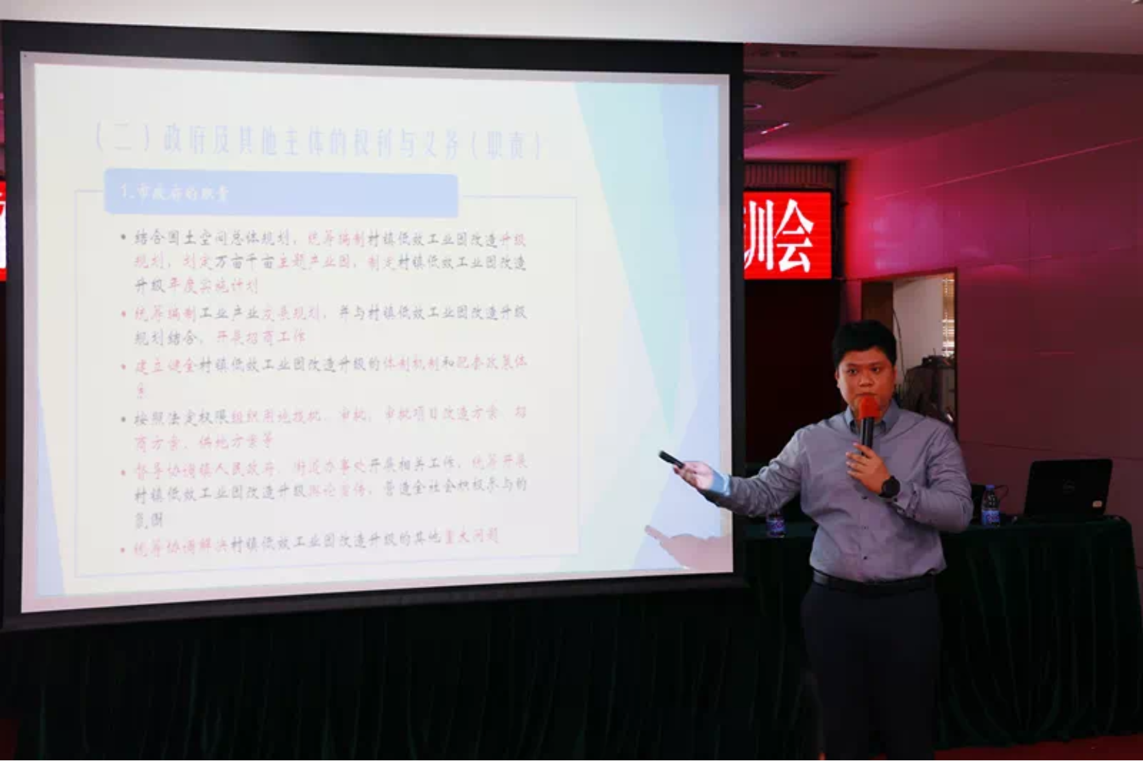 屏幕上的男人和女人站在电视前

中度可信度描述已自动生成