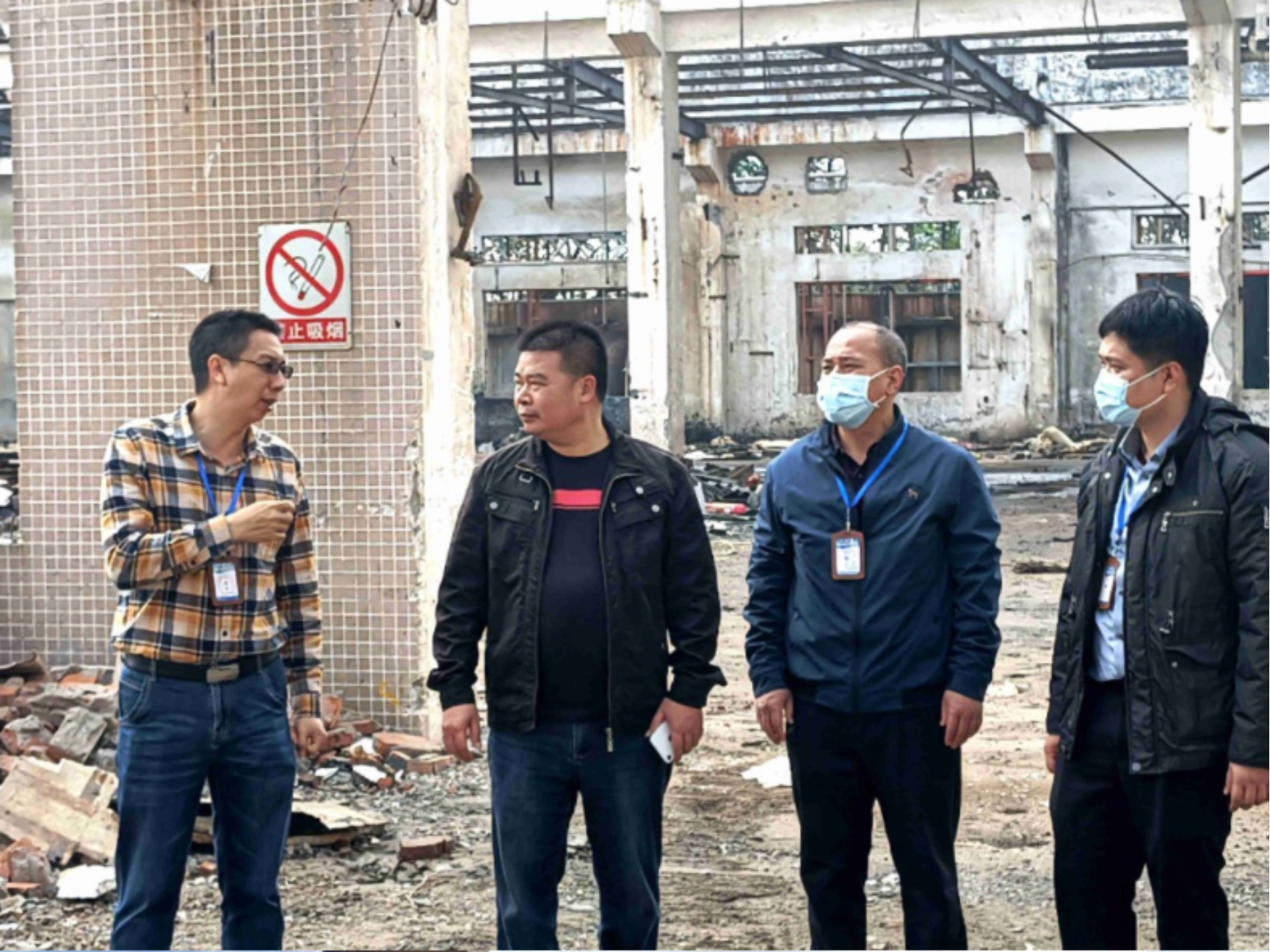 一群穿黑色衣服的男人在街道边站着

描述已自动生成