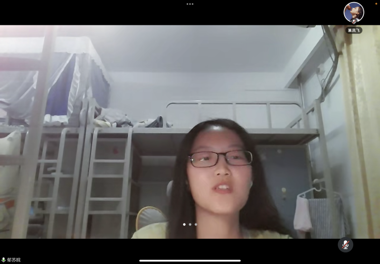 女人对着镜子自拍

中度可信度描述已自动生成