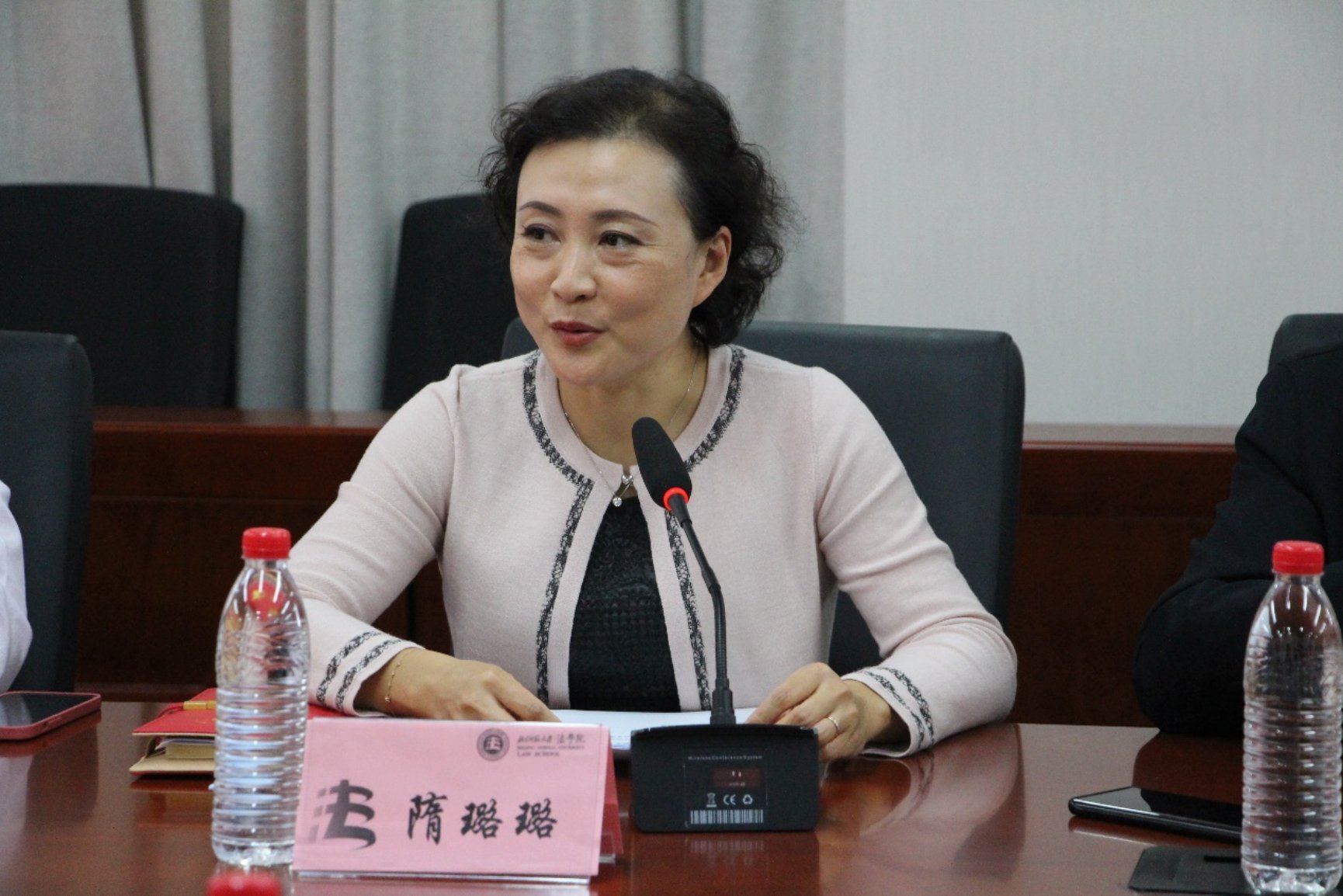 女人坐在桌子前

描述已自动生成